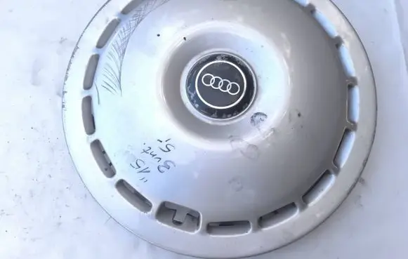 Audi A6 S6 C4 4A R15 wheel hub/cap/trim 4A0601147