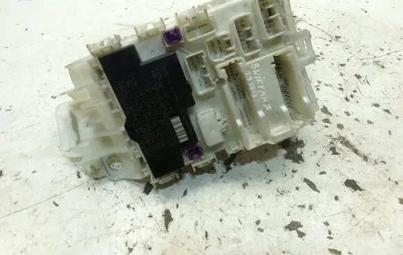 Suzuki Swift II Fuse module P6119553