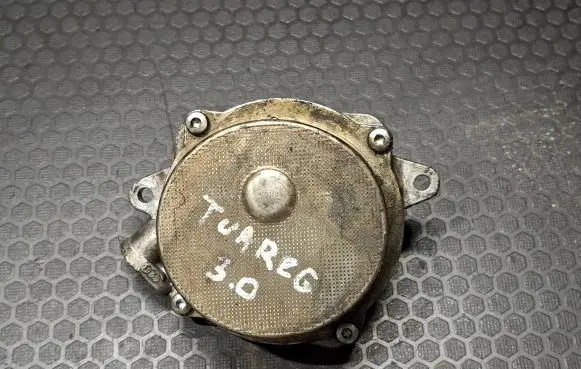 Volkswagen Touareg I Vacuum pump 057145100L