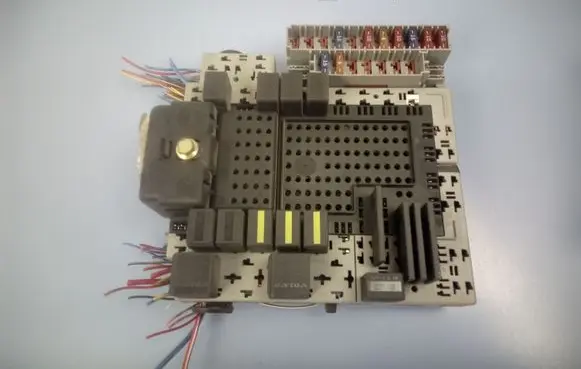 Volvo S60 Fuse module 8688153 8645729