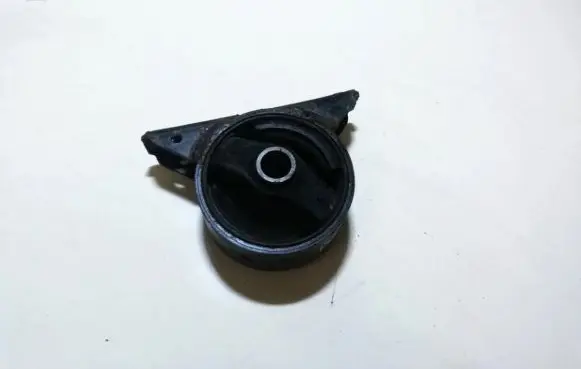 Volvo S40, V40 Engine mount bracket