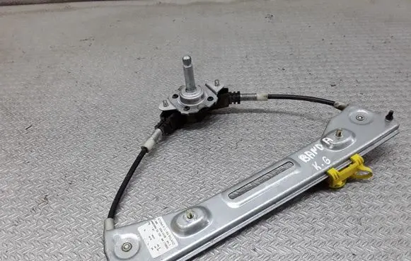 Rear door manual window regulator
