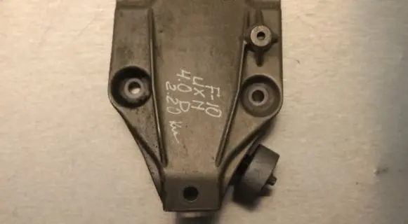 BMW 5 F10 F11 Engine mounting bracket 6777623
