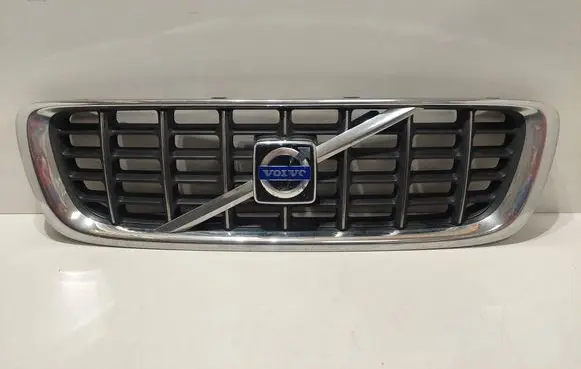 Front bumper upper radiator grill