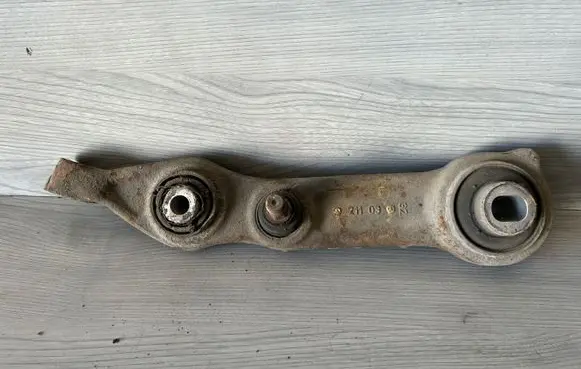 Mercedes-Benz E W211 Front lower control arm/wishbone 2110332