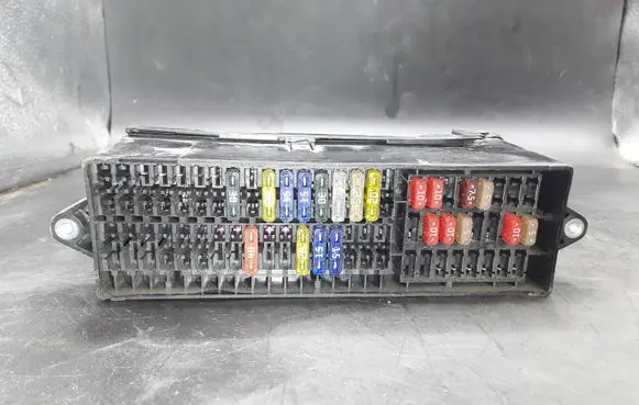 Volkswagen Golf V Fuse module 1T1937615B