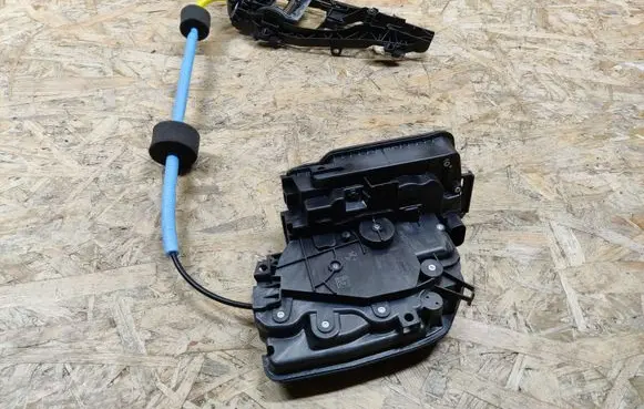 BMW 2 F46 Rear door lock 7281940