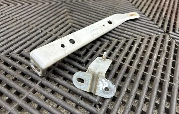 Ford Mustang VI Fender mounting bracket FR3B16C199BC
