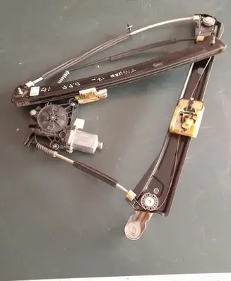 Volkswagen Tiguan Front door window regulator with motor 5NA837462
