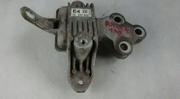 Opel Astra J Engine mount bracket 13337422
