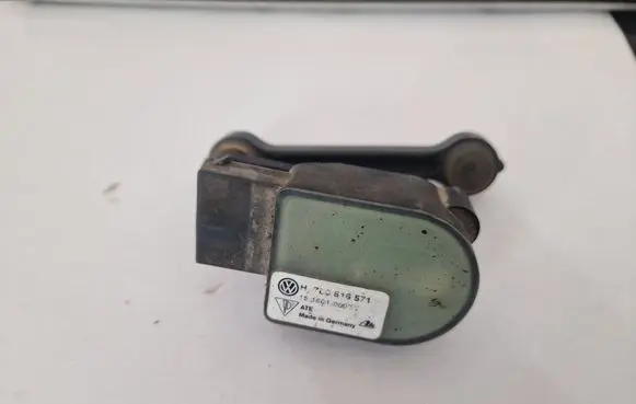 Volkswagen Touareg I Headlight/headlamp level sensor 7L0616571