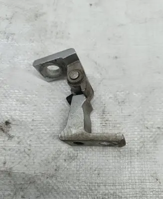 Skoda Yeti (5L) Rear door lower hinge 8K0831401A