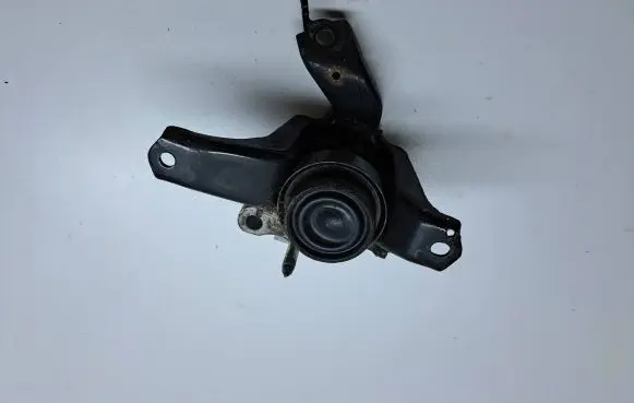 Toyota Yaris Engine mount bracket