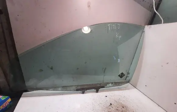Nissan Almera Tino Front door window glass four-door 43R000479