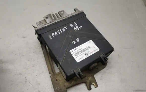 Volkswagen PASSAT B3 Engine control unit/module 0261203158 037906022FL