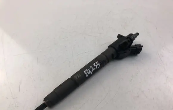 Volvo V70 Fuel injector 31303238