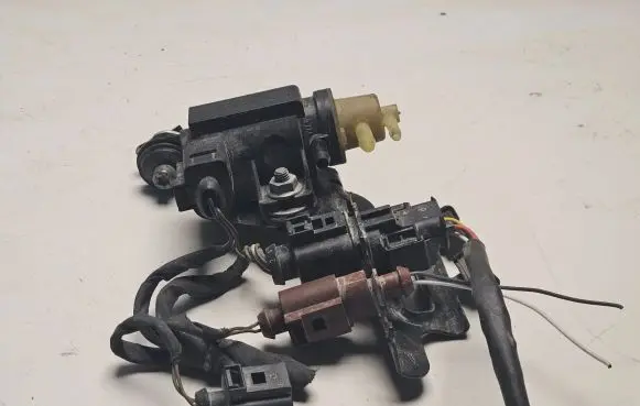 Volkswagen Golf V Turbo solenoid valve 1K0906627A 70086800 09T35L