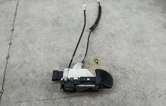 Peugeot 5008 Front door lock 