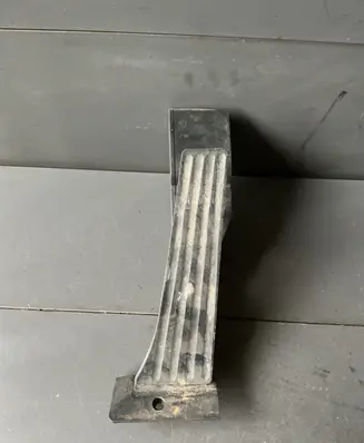 Accelerator throttle pedal