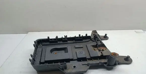 Volkswagen PASSAT CC Battery tray 1K0915333