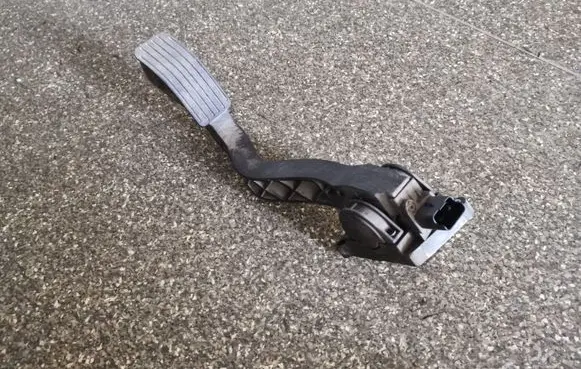 Accelerator throttle pedal