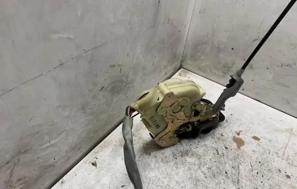 KIA Sorento Front door lock 041215