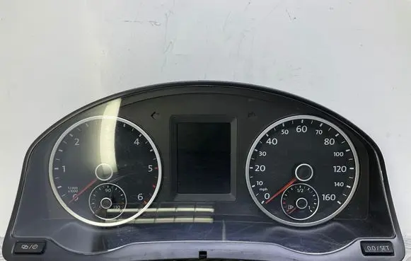 Volkswagen Tiguan Speedometer (instrument cluster) 5N0920983D