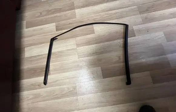 Land Rover Discovery Sport Rear door window/glass frame FK72250A21A PDDXA641