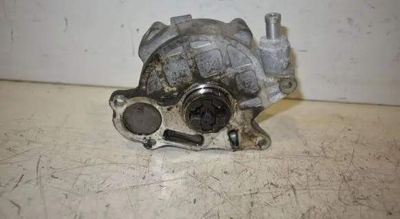 Volkswagen Touran II Vacuum pump 03L145100F
