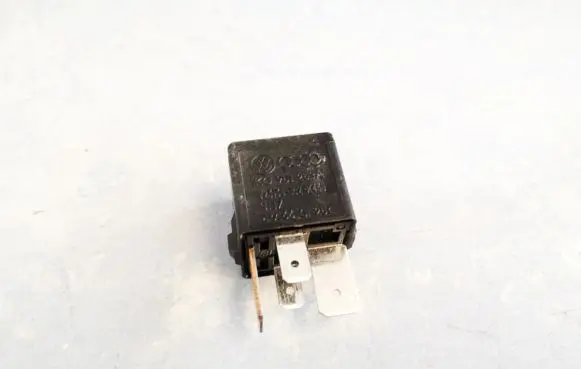 Volkswagen PASSAT B6 Other relay 1K0951253A V23134-J52-X430