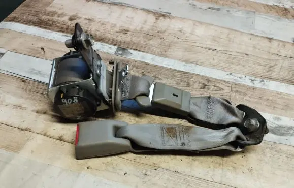 Hyundai Elantra Middle seatbelt (rear) 