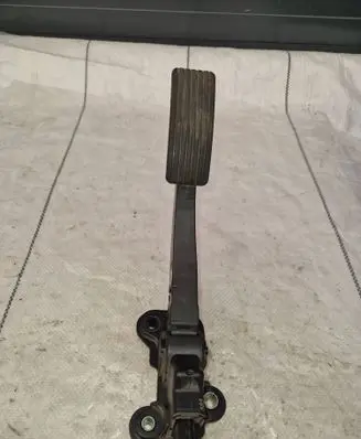 Accelerator throttle pedal
