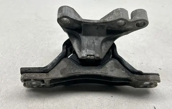 Chevrolet Captiva Engine mount bracket