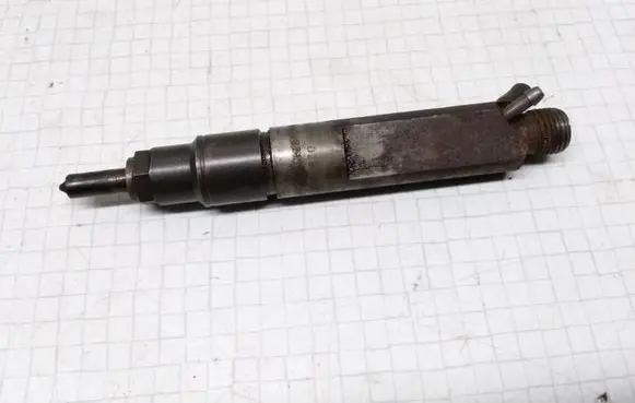 Volkswagen Golf III Fuel injector 028130201G