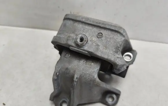 Mitsubishi Outlander Engine mount bracket 