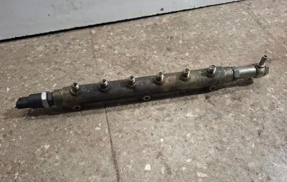 Volvo V70 Fuel main line pipe 8658252 0445215010