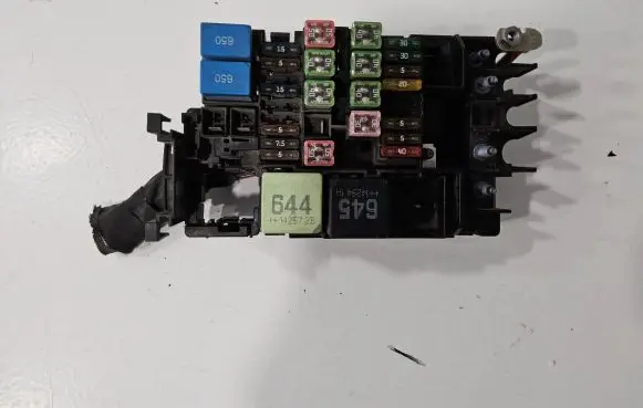 Volkswagen Jetta IV Fuse module 5C0937819L