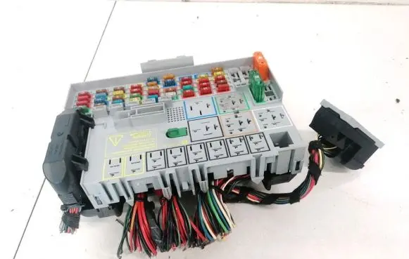 Opel Zafira A Fuse box set 24412497