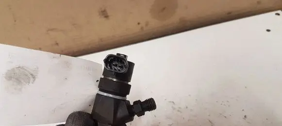 Opel Insignia A Fuel injector 0445110327