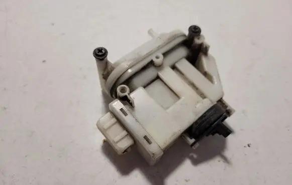 Volkswagen PASSAT B3 Central locking vacuum pump 357862153B