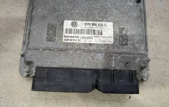 Volkswagen Polo V 6R Engine control unit/module 03D906032C 5WP4012407 3PD2501
