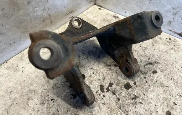 Honda FR-V Engine mounting bracket 371A