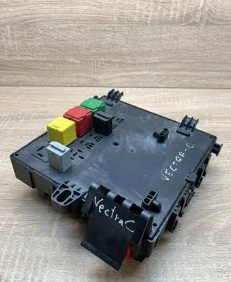 Volkswagen Golf IV Fuse module 13125488 460023260