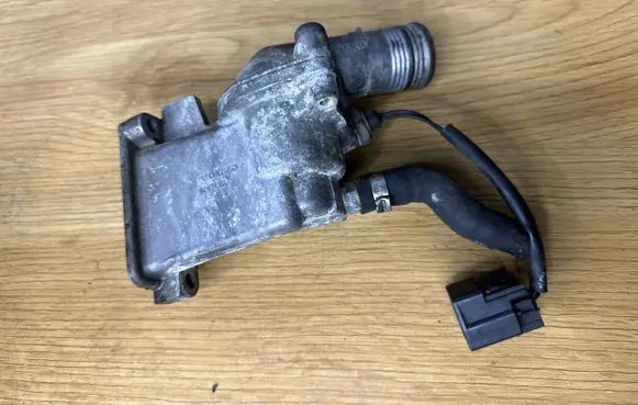 Volvo V70 Thermostat/thermostat housing 9497484