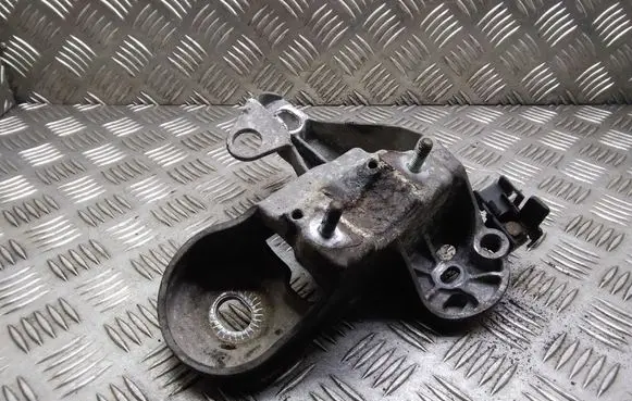 Engine mounting bracket