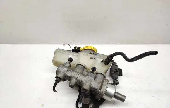 Volkswagen New Beetle Master brake cylinder