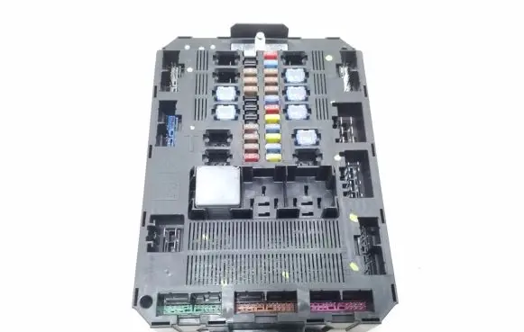 Jaguar XF X250 Fuse module 8X2T14B476AD