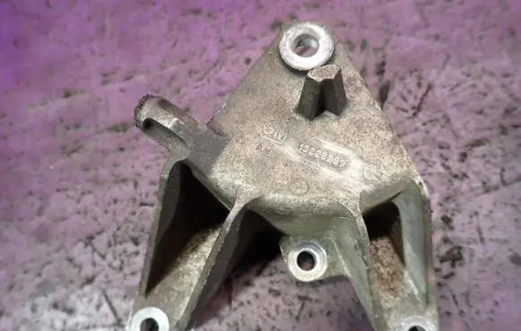 Opel Insignia A Engine mounting bracket 13228289