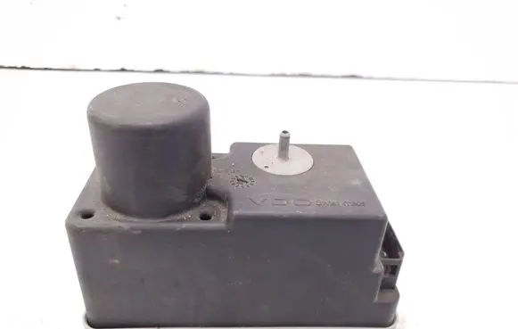 Volkswagen Golf III Central locking vacuum pump 1H0962257