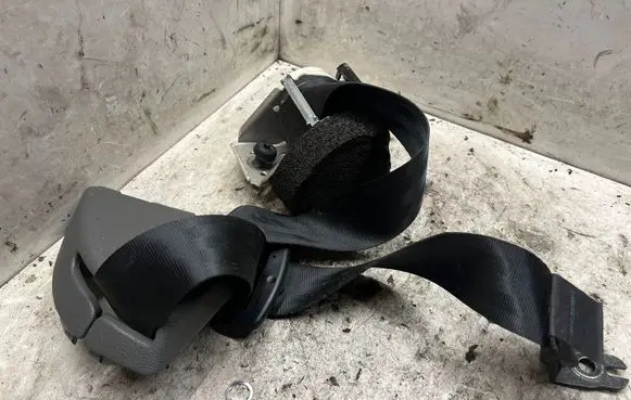 Rear seatbelt